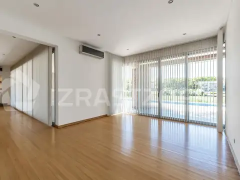 Casa en Alquiler con 2 cocheras