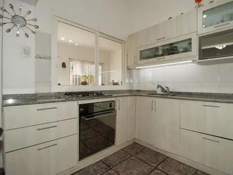 Casa 5 ambientes con 2 baños