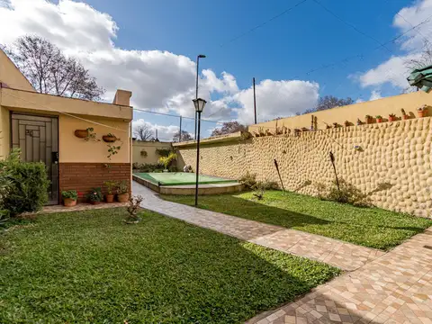 Casa de 3 dormitorios con pileta y cochera 
