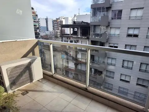 Departamento en venta. Semi piso de 2 ambientes al frente con balcón. Toilette. Dormitorio en suite. Muy Luminoso. APTO CREDITO