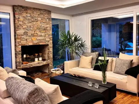 Casa en Venta en Abril Club De Campo, USD 1.070.000