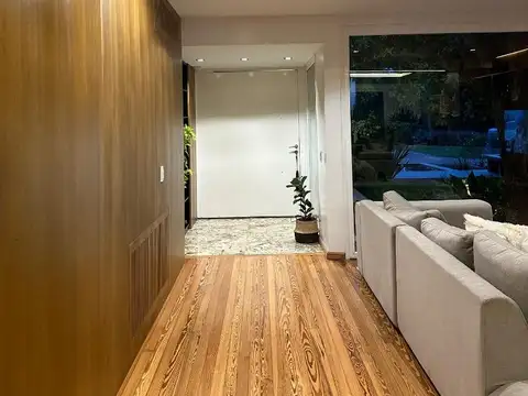 Casa en Venta con 4 cocheras