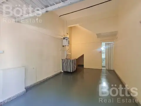 Sin expensas, ideal depósito, retiro de mercadería, paquetería, showroom.