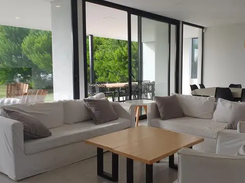 Casa 7 ambientes con 4 baños