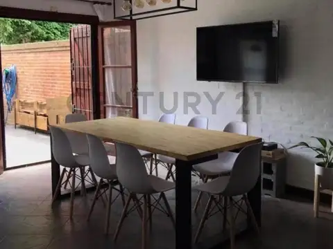 Casa 4 ambientes con 2 baños