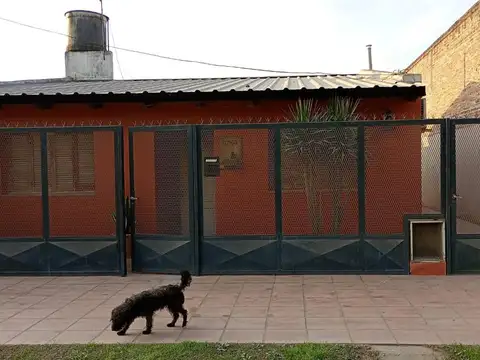 AMPLIA CASA CON TRES DORM, LOFT INDEPENDIENTE Y COCH