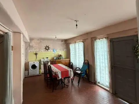 Casa 6 ambientes con 2 baños
