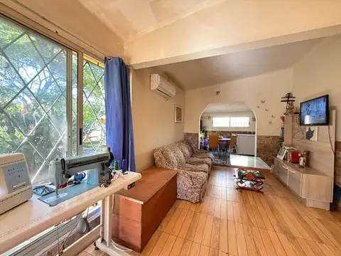Casa 4 ambientes con 2 baños