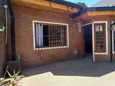 Casa 2 dormitorios en venta Villa Elvira, cochera.