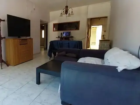 Casa 2 dormitorios en venta Villa Elvira, cochera.