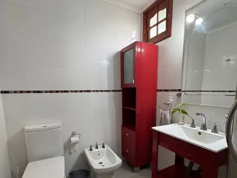 Casa 8 ambientes con 2 baños
