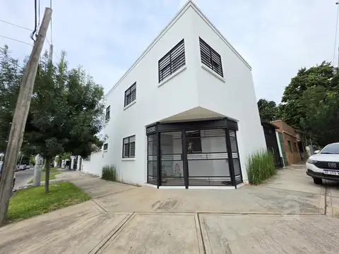 Casa en Venta en Villa Ballester - Tres Ambientes - Cochera y Jardín.