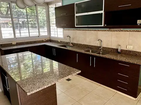 Casa en venta de 3 dormitorios y jardín amplio Rosario