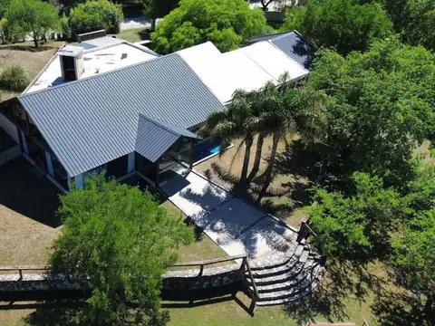 Venta estancia con salón y 10 departamentos