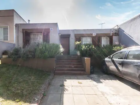 Casa 4 ambientes venta Temperley con piscina