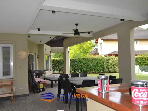 Casa en Alquiler con 2 cocheras