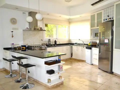 Casa en Alquiler con 2 cocheras