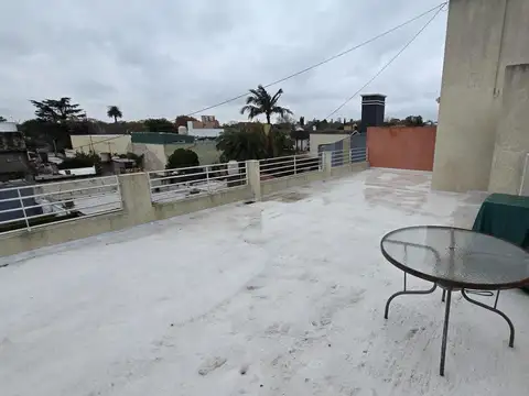 Casa en Alquiler con 2 cocheras