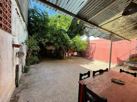 CASA CON GRAN PATIO    TERRAZA EN VENTA