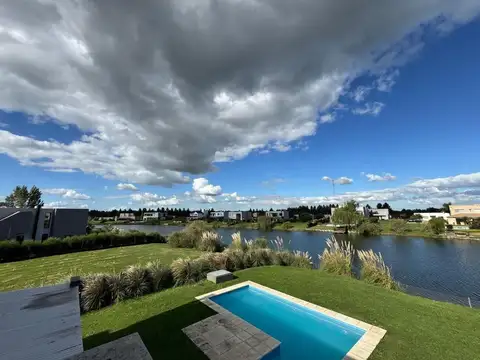 Casa en Venta con 3 cocheras