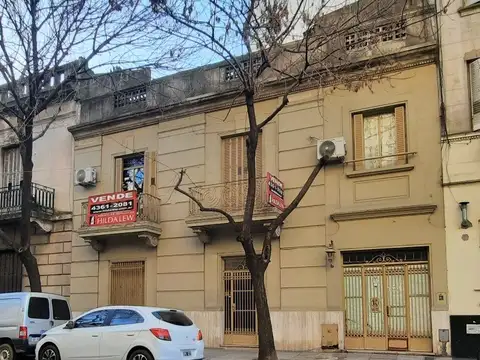 Casa de 9 ambientes con cochera, patio y terraza                                                    