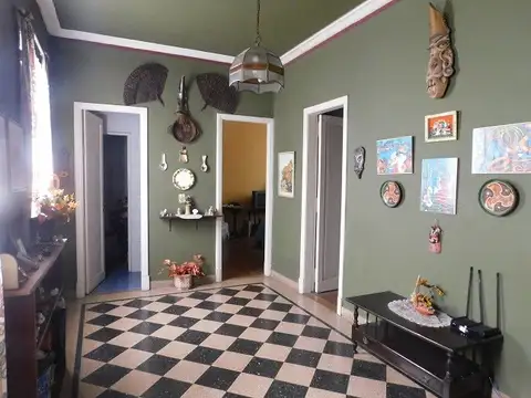 Casa 9 ambientes con 2 baños