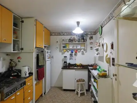 Casa de 9 ambientes con cochera, patio y terraza