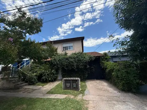 VENTA DE CASA EN ESCOBAR CENTRO 6 AMBIENTES CON GRAN TERRENO GARAGE Y QUINCHO