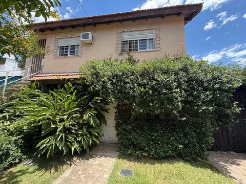 VENTA DE CASA EN ESCOBAR CENTRO 6 AMBIENTES CON GRAN TERRENO GARAGE Y QUINCHO