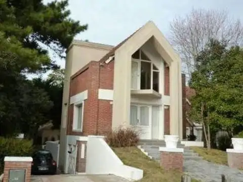 Casa en venta - 4 Dormitorios 3 Baños - Cochera - 450Mts2 - Pinamar