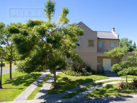 Casa en Alquiler con 3 cocheras