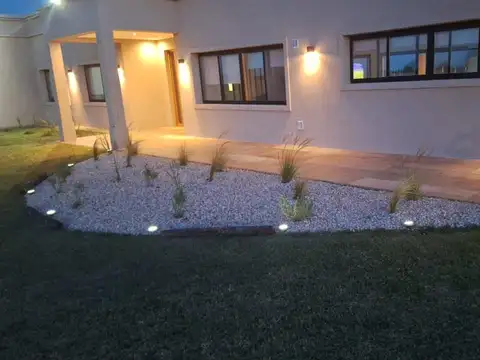 Se vende hermosa casa, de 370 m2 en terreno de 5163 m2 en Cañuelas, Chacras de la Trinidad