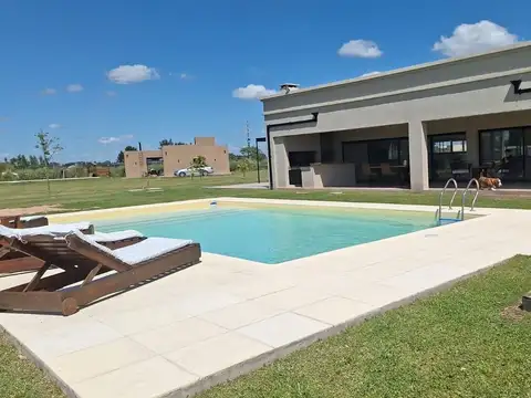 Hermosa casa en Chacras de la Trinidad, apta credito.