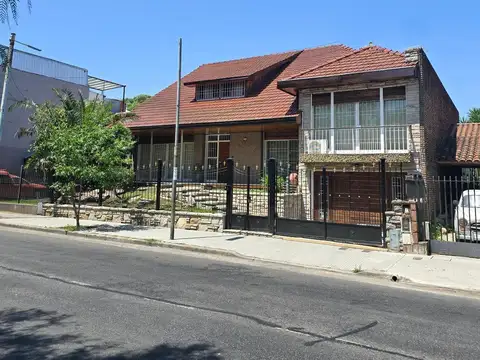 Venta Chalet de 4 Ambientes con Jardín, Piscina, Quincho y Playroom en Versalles – Apto Crédito