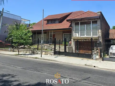 Venta Chalet con Jardín, Piscina, Quincho, Playroom y Garaje en Versalles - Apto Crédito