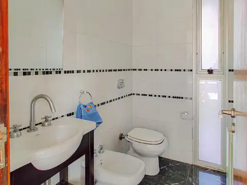 Casa en Alquiler con 3 cocheras