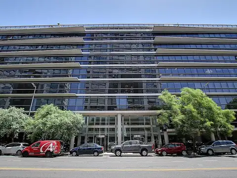 Oficinas de 275 M2 en el corazón de Puerto Madero. Planta con varias divisorias. Tres (3) cocheras.