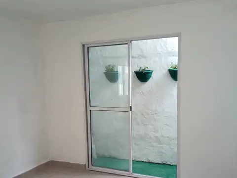 Venta PH 1 ambiente y Medio con Patio. Zona Pinos de Anchorena