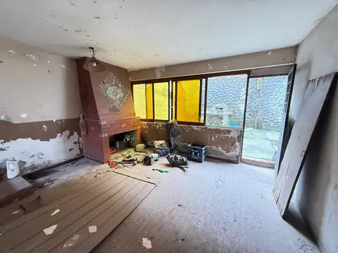 Galpón de 224 m2 + casa a restaurar en terreno de 446 m2, Bolívar al 2300, a mts. de Av. Colón, SMT