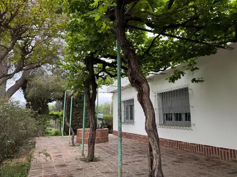 Casa en Alquiler con 3 cocheras