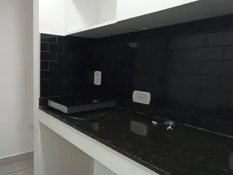 EN VENTA MONOAMBIENTE ROGER PLANTA BAJA COCHERA MACROCENTRO