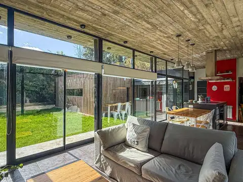 Venta Casa 3 ambientes Bosque P Ramos moderna