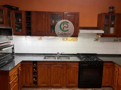 Casa 5 ambientes con 2 baños