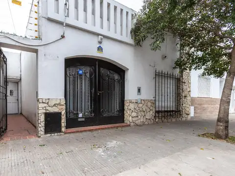 VENTA - CASA DOS DORMITORIOS CON COCHERA Y PATIO - BARRIO REFINERIA