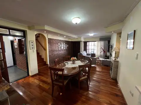 Casa en  Abasto tres Dormitorios con Patio y Cochera