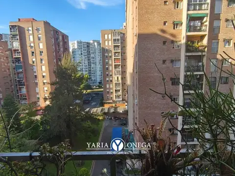 Muy buen departamento con balcón en complejo