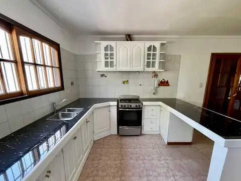 Casa 5 ambientes con 3 baños