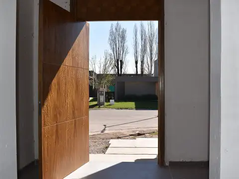 CASA EN VENTA, B° LAR DE VIEYTES 3 - LUJAN DE CUYO