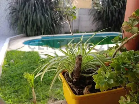 VENTA CASA DE 2 PLANTAS CON GRAN GALERIA, PARRILLA Y PISCINA EN TORTUGUITAS