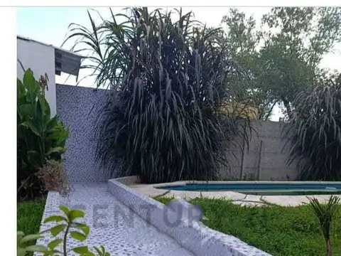 VENTA CASA DE 2 PLANTAS CON GRAN GALERIA, PARRILLA Y PISCINA EN TORTUGUITAS